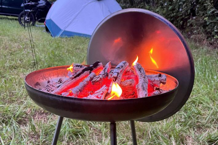 Feuerschale und Grill zugleich.